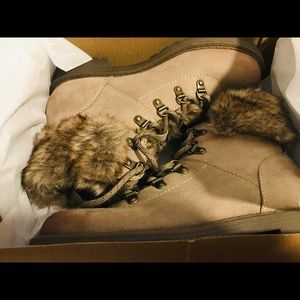 Francesaca’s Delia Fur Lace Up Combat Boot sz 7.5